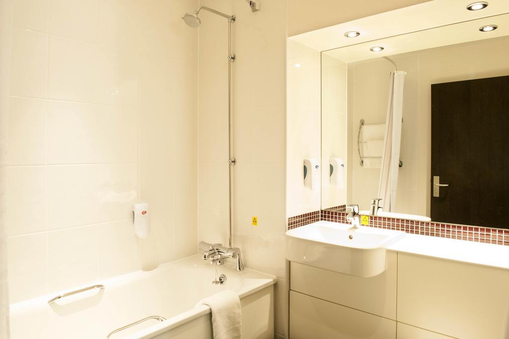 Premier Inn London Бекслихийт Екстериор снимка